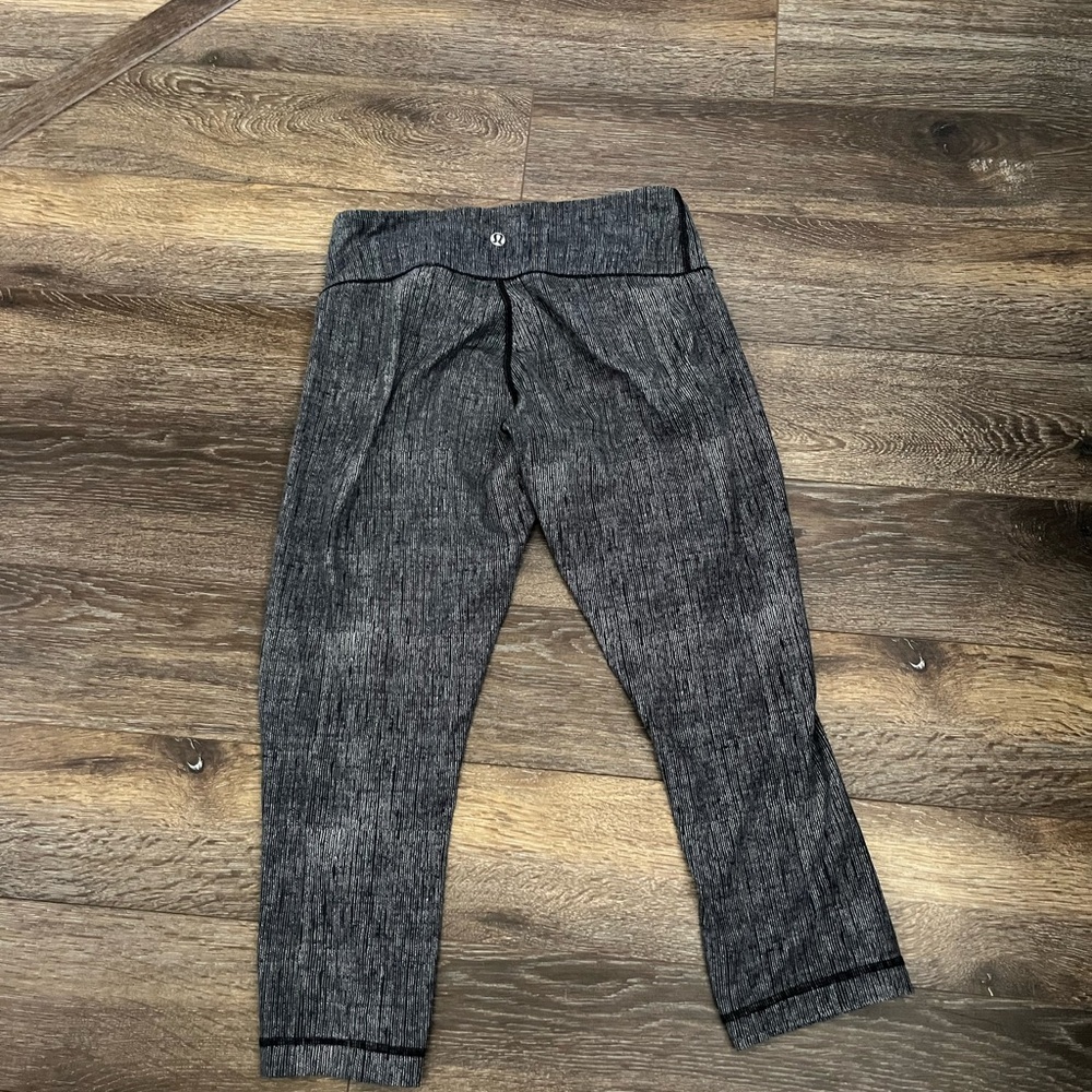 Lululemon Wunder Under Crop *Full-On Luxtreme SZ 6 - Picture 3 of 7